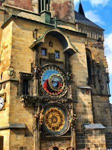 Rathausgebäude in Prag mit großer, historischer Uhr an der Fassade