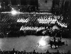 Bücher werden auf dem Neupfarrplatz in Regensburg von Nationalsozialisten verbrannt