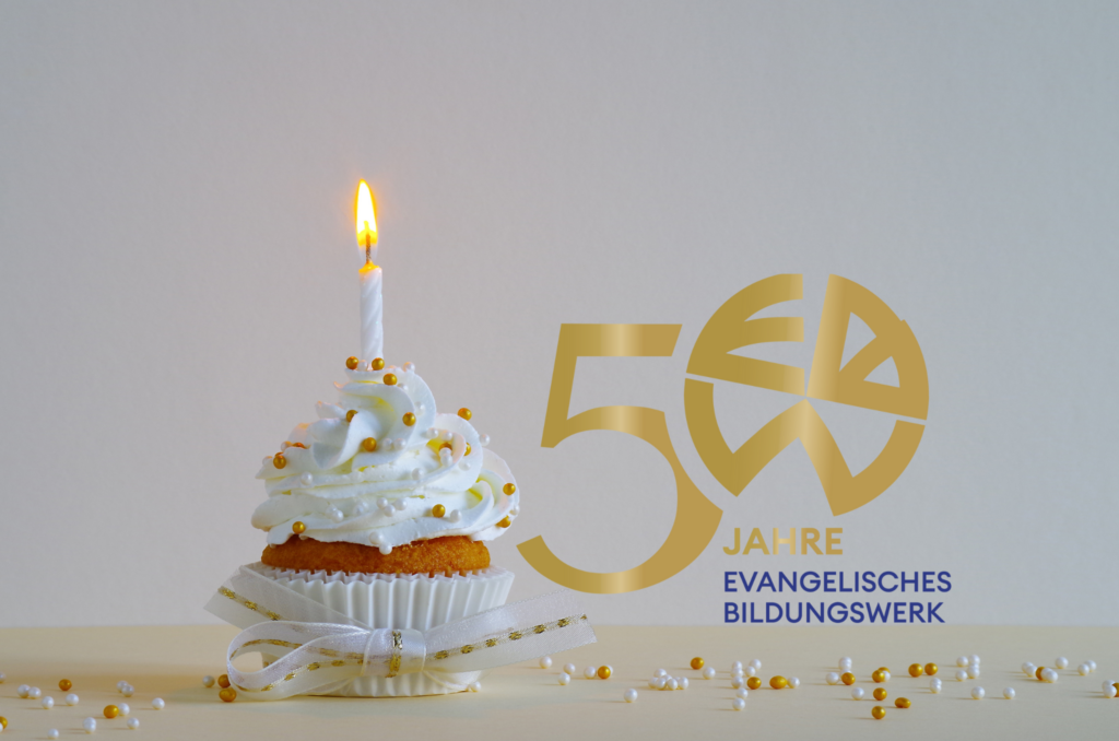 Törtchen mit einer Kerze und 50-Jahre EBW Logo